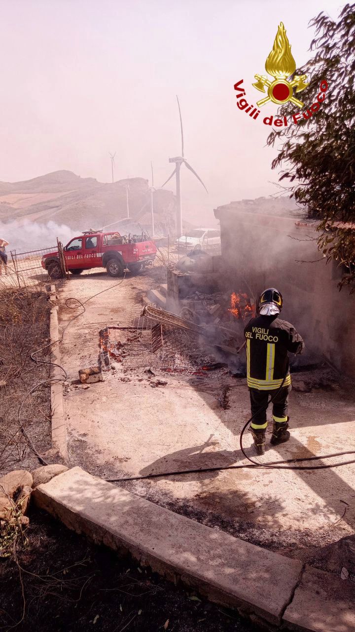 Incendi a Palermo: 40 gli interventi dei vigili del fuoco