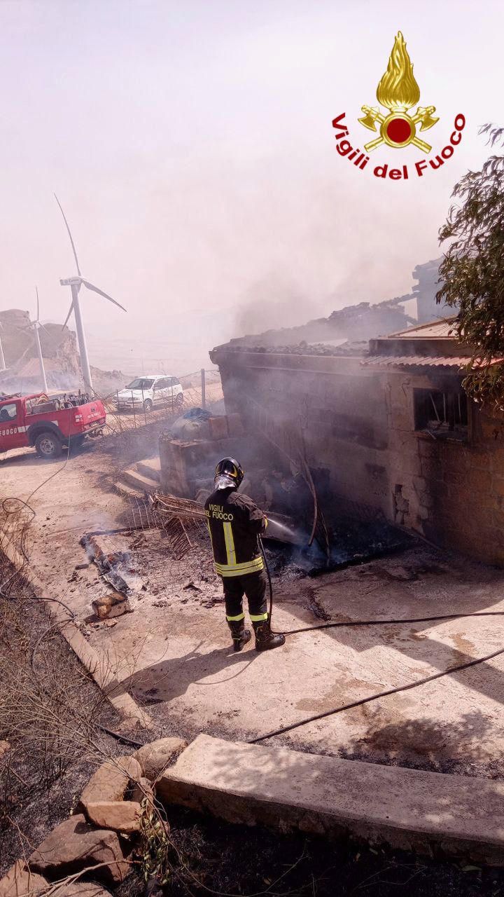 Incendi a Palermo: 40 gli interventi dei vigili del fuoco