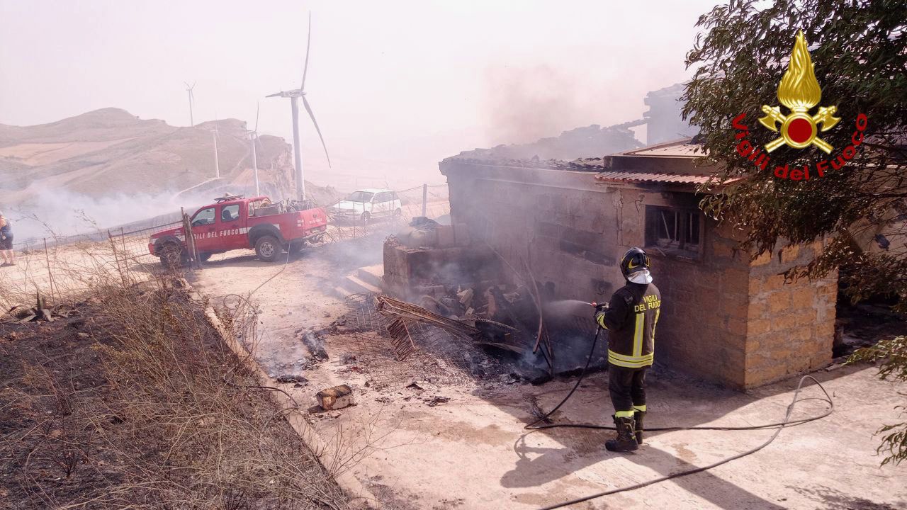 Incendi a Palermo: 40 gli interventi dei vigili del fuoco