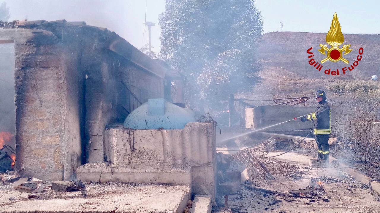 Incendi a Palermo: 40 gli interventi dei vigili del fuoco