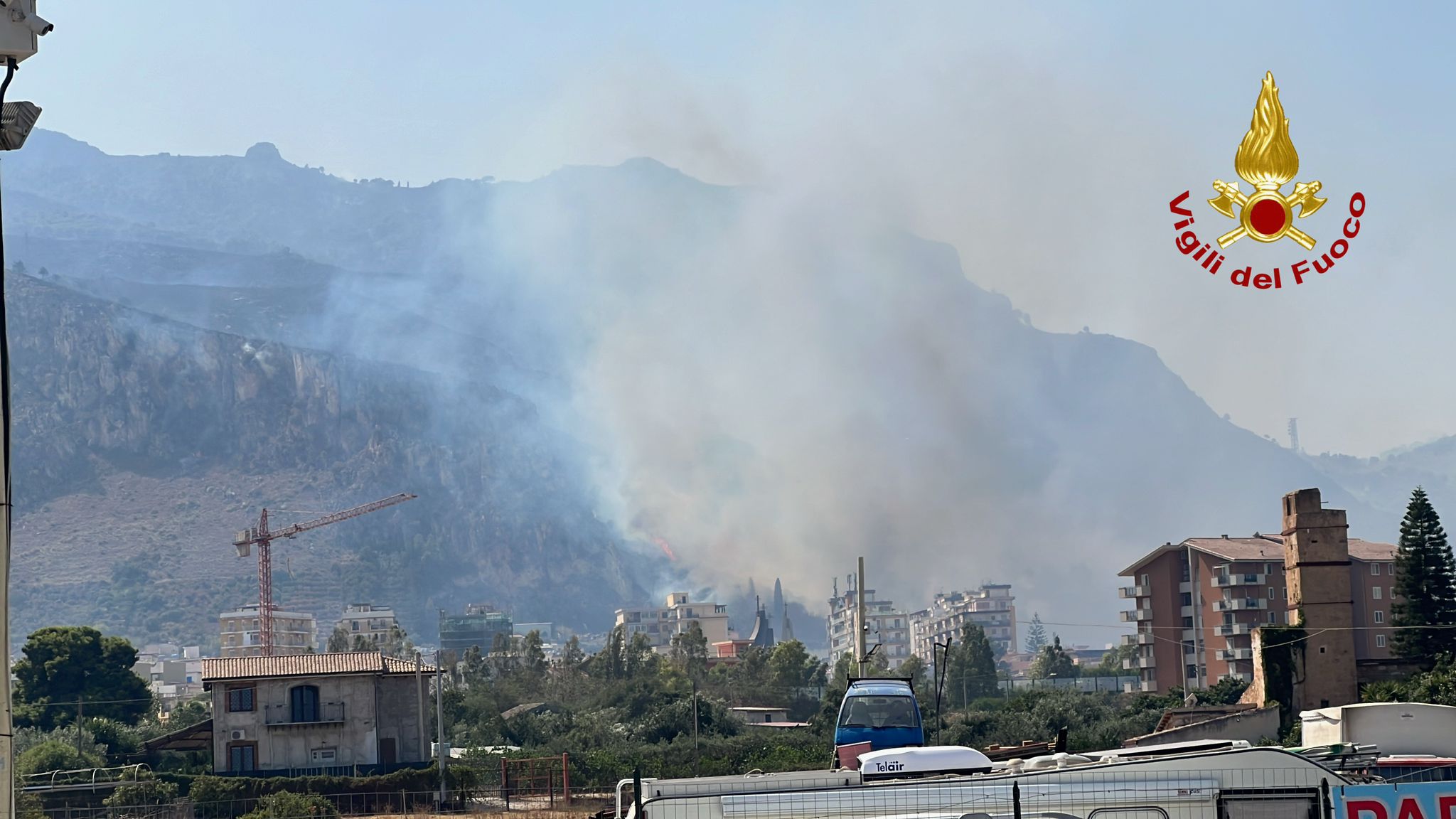 Palermo tra caldo e incendi, fiamme in diverse zone. Le scuole mandano gli studenti a casa