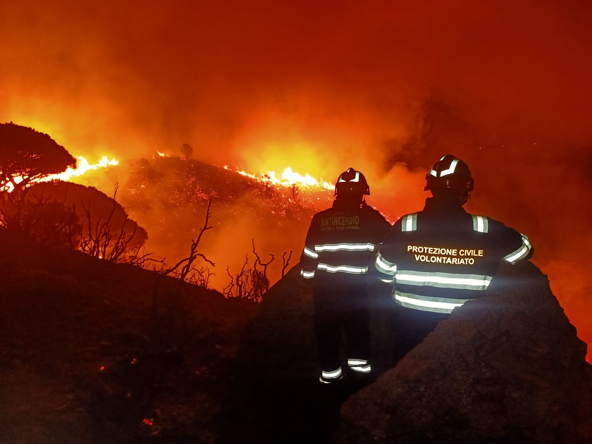 Fiamme alte a Messina e provincia, incendi in più punti: vigili del fuoco in azione per tutta la notte