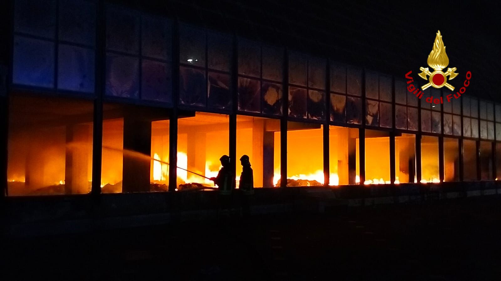 Paura a Catania: maxi incendio in via Acquicella – VIDEO