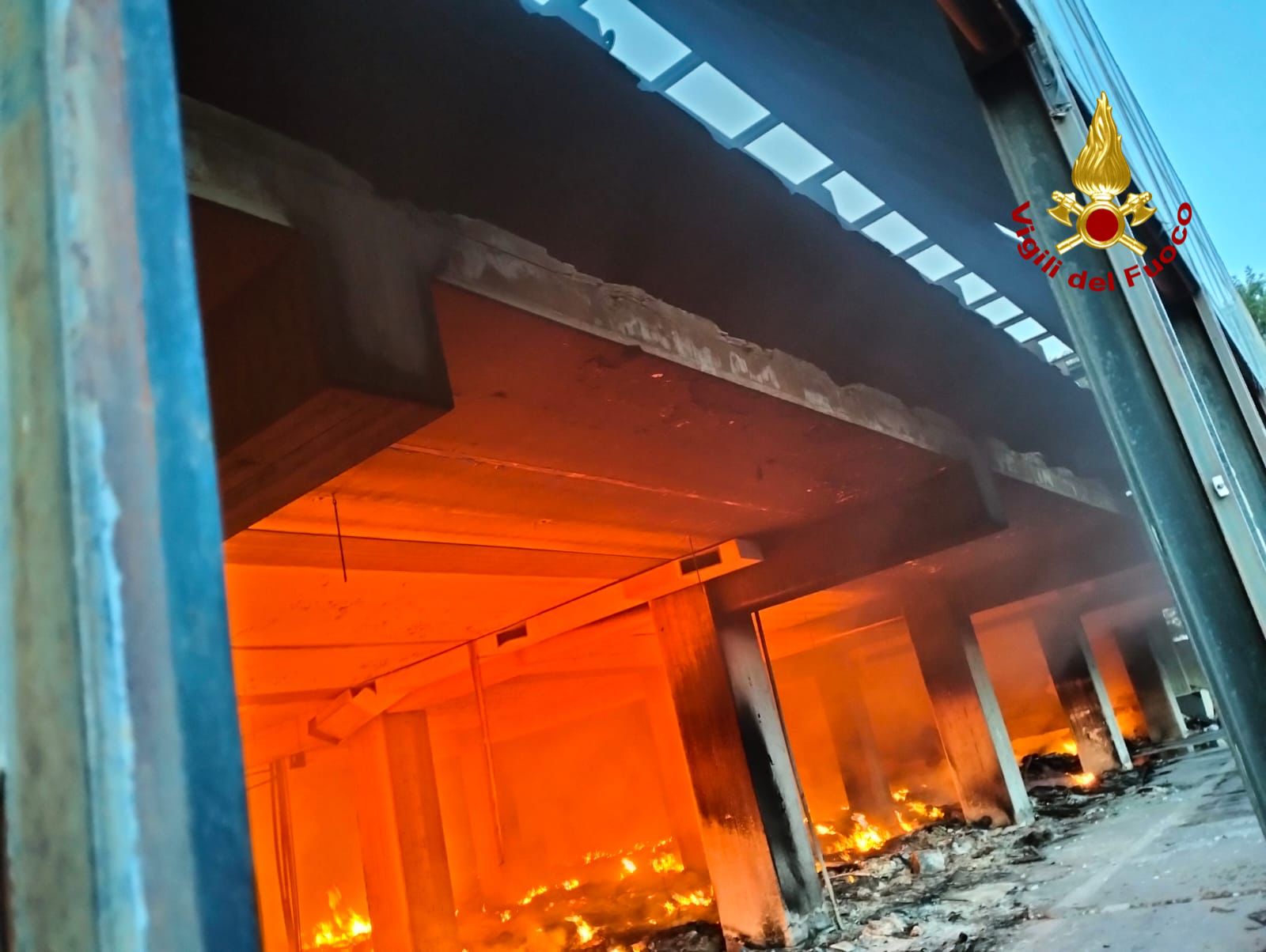 Paura a Catania: maxi incendio in via Acquicella – VIDEO