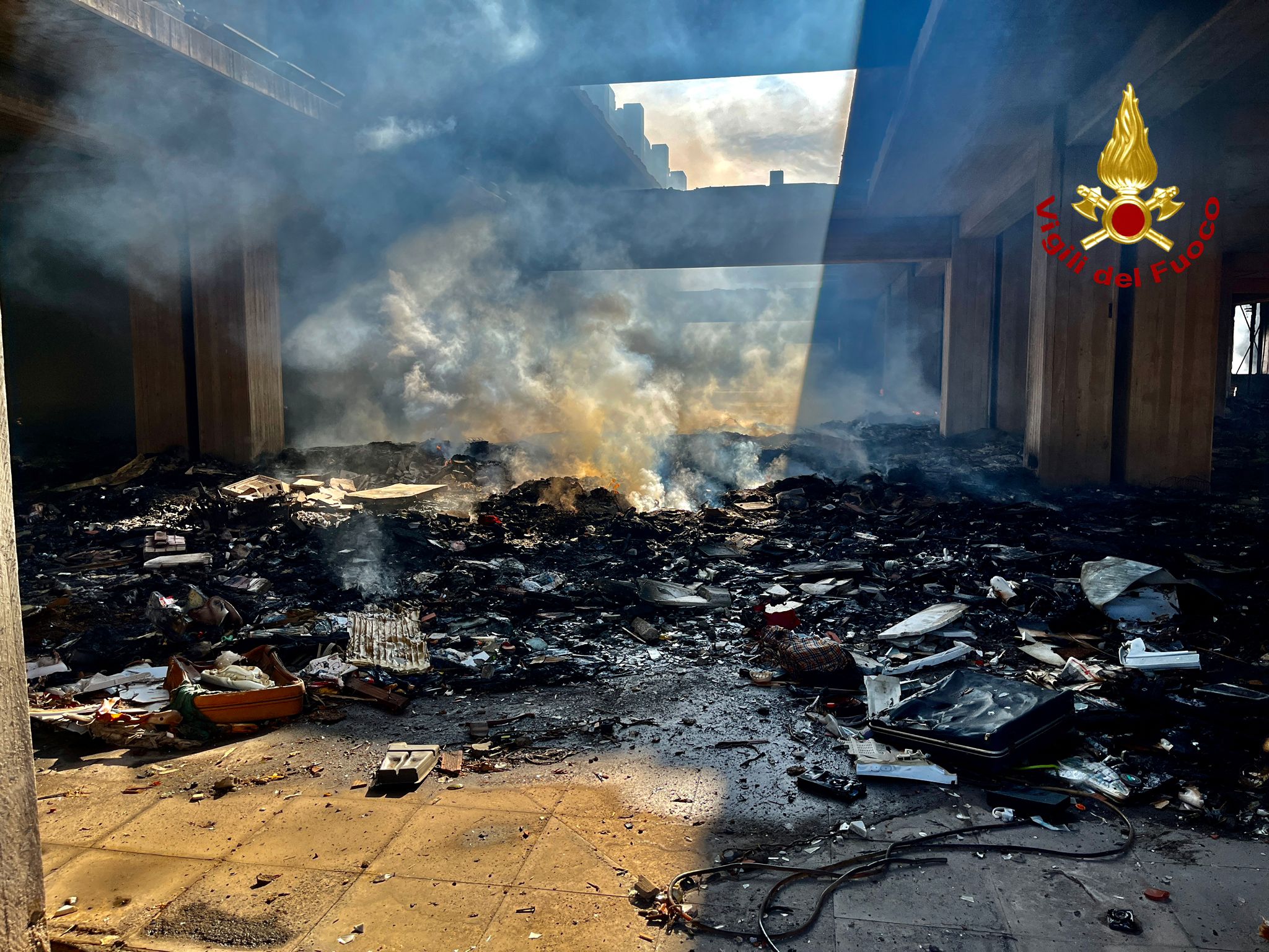 Paura a Catania: maxi incendio in via Acquicella – VIDEO