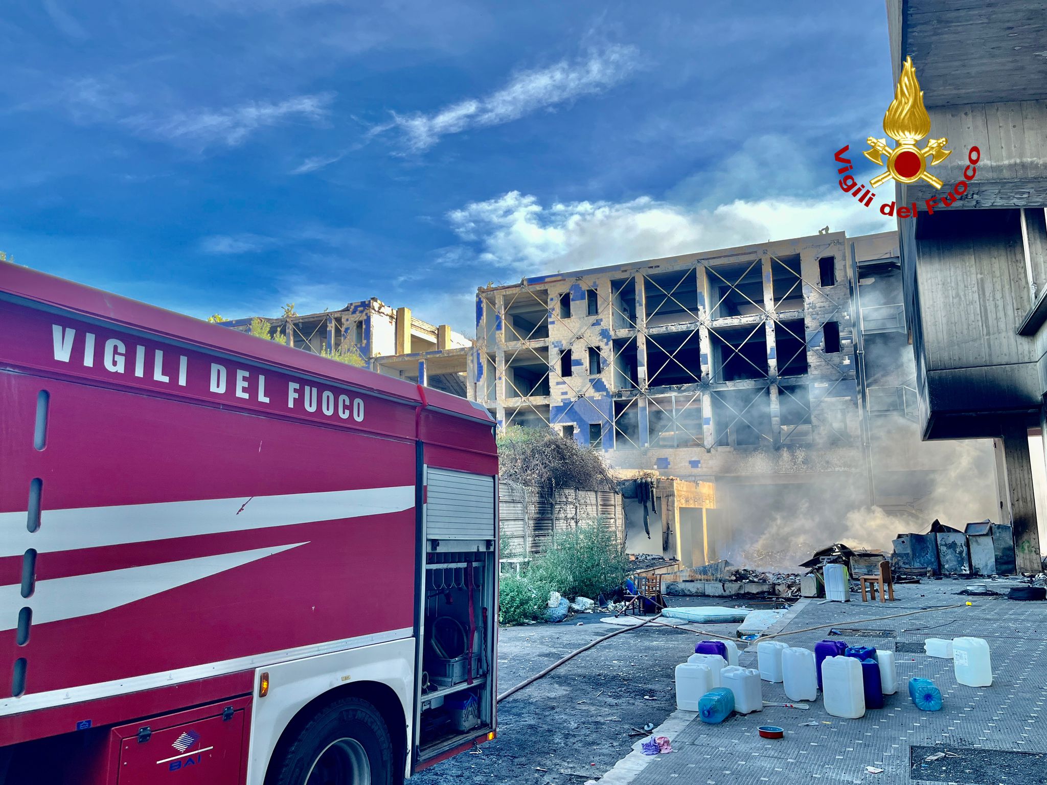 Paura a Catania: maxi incendio in via Acquicella – VIDEO