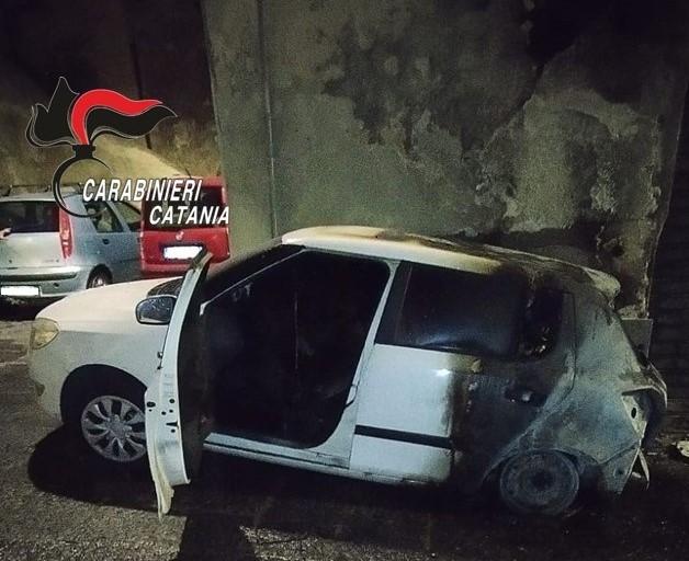 Finisce la storia d’amore, 37enne incendia l’auto del “rivale” per vendetta: denunciato
