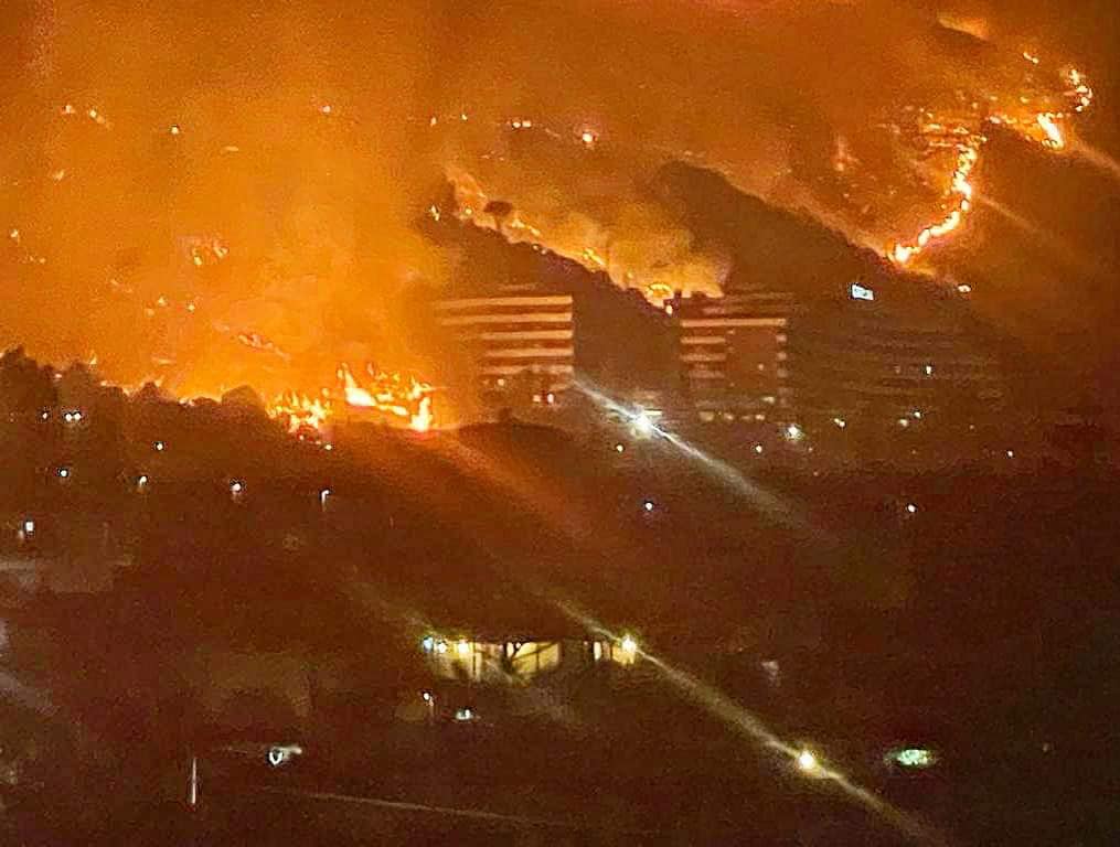 Inferno nel Palermitano, 700 turisti evacuati dall’hotel Costa Verde. Il sindaco: “Inaccettabile” – VIDEO