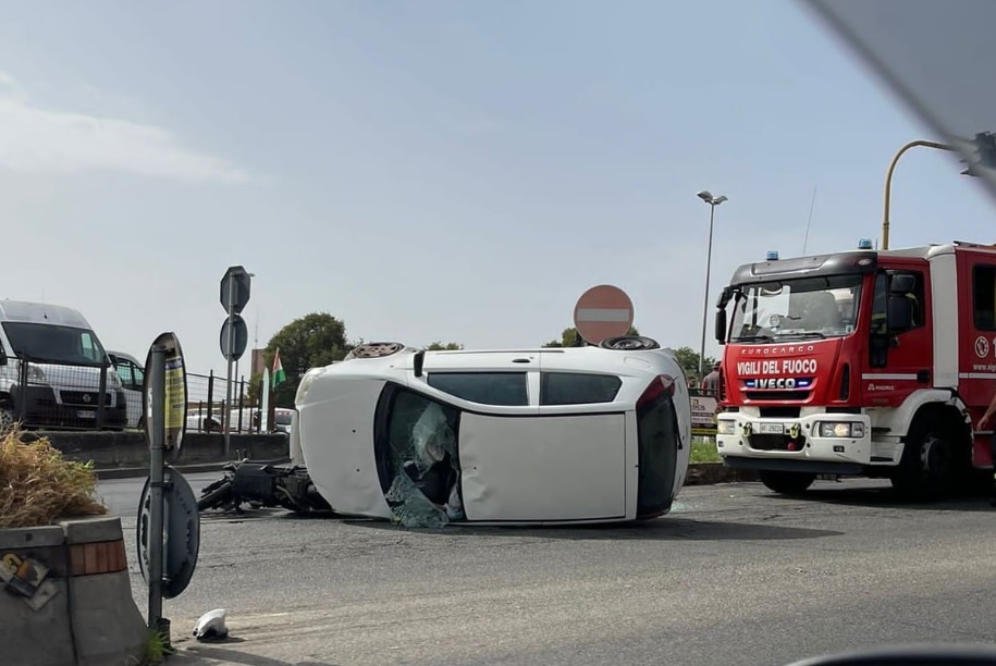 Violento incidente in via Cristoforo Colombo, auto contro scooter: due giovani in ospedale
