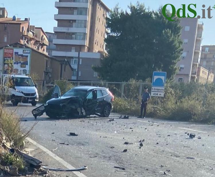 Violento scontro tra due auto sulla strada statale 189, tre feriti