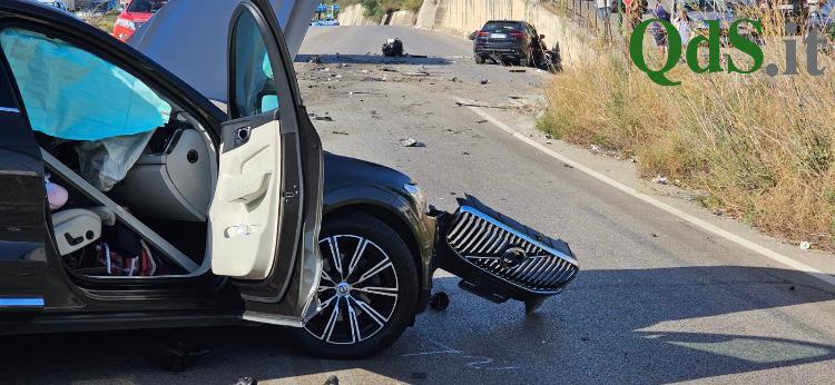 Violento scontro tra due auto sulla strada statale 189, tre feriti