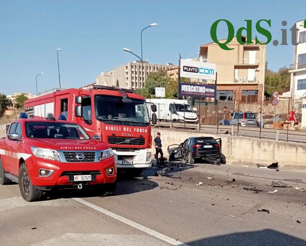 Violento scontro tra due auto sulla strada statale 189, tre feriti