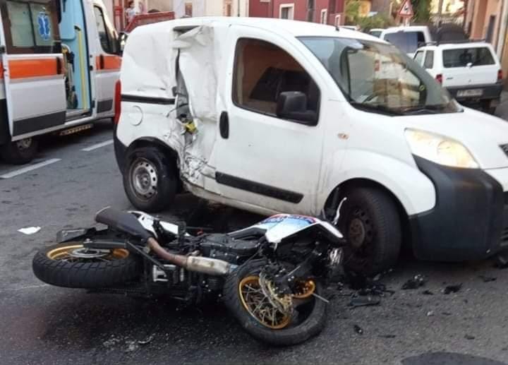 Violento incidente nel Catanese, moto finisce contro furgone: un ferito grave in ospedale