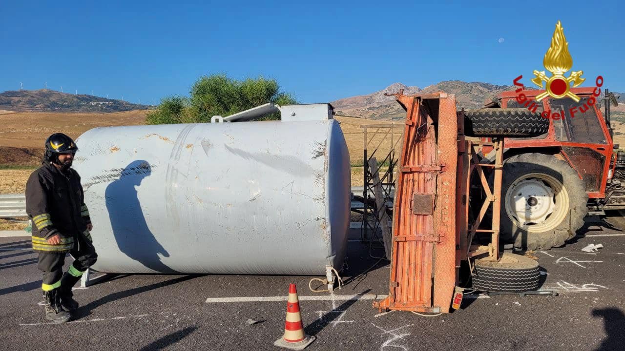 Incredibile incidente sulla Palermo-Agrigento, scontro tra autocarro e trattore: 3 feriti