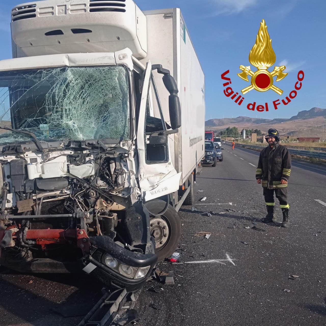 Galleria foto 'Incredibile incidente sulla Palermo-Agrigento, scontro tra autocarro e trattore: 3 feriti' - foto 3