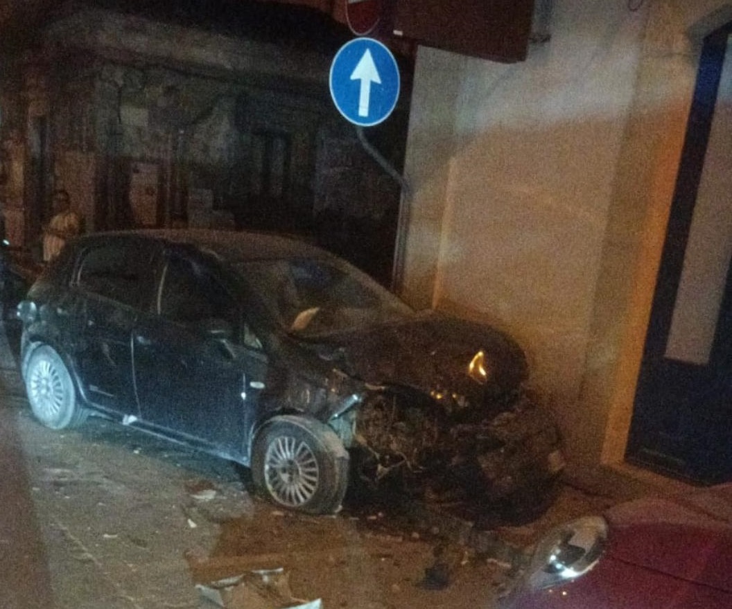 FOTO | Spaventoso incidente nella notte, scontro violento tra due auto: 4 feriti nel Ragusano
