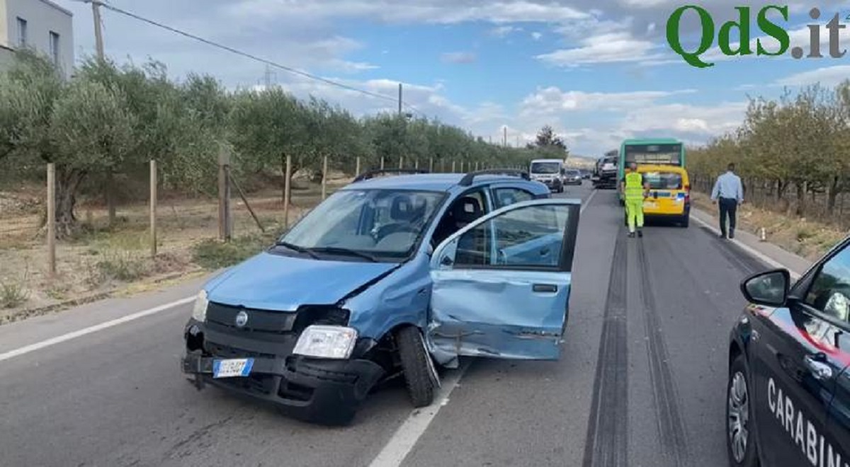 Scontro tra due auto e un autobus scolastico sulla Statale 123, ci sono feriti