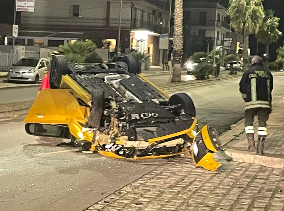 Tremendo incidente in viale delle Americhe, auto si ribalta sull’asfalto: come sta il conducente