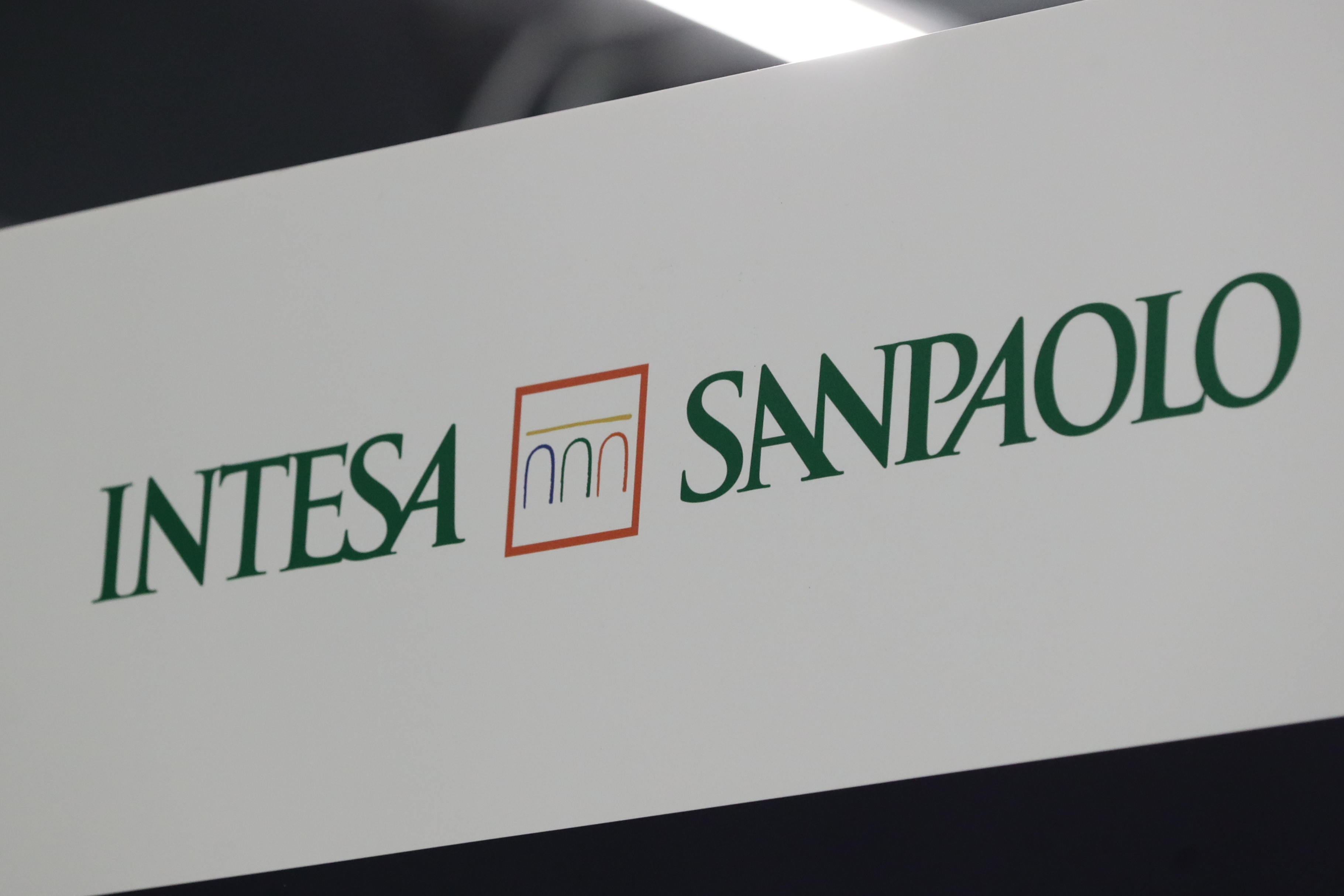 Lavoro, Intesa SanPaolo assume: ecco come candidarsi