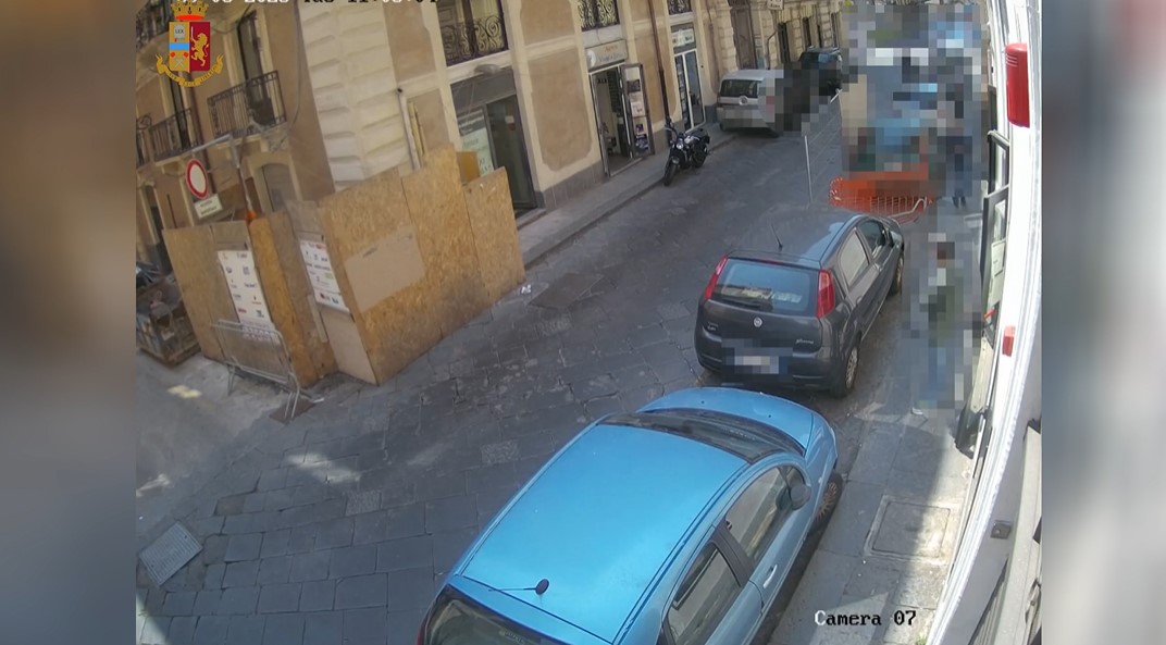 “Mazzetta” al funzionario in cambio di nulla osta, guai per collaboratrice di studio legale catanese