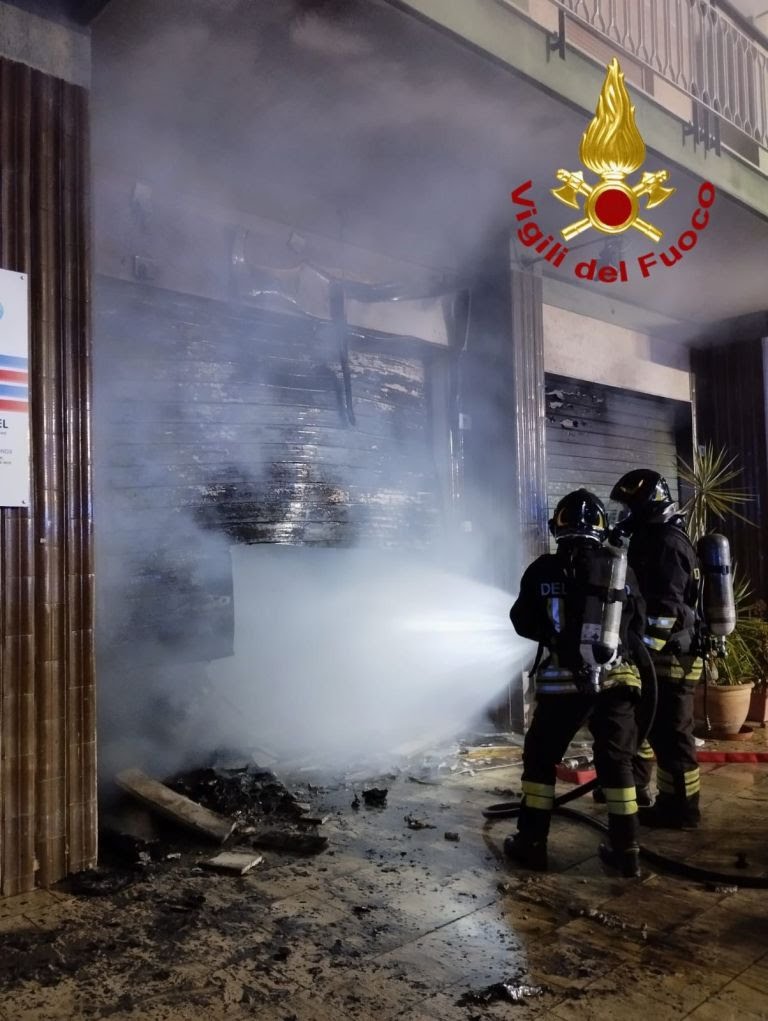 Galleria foto 'Palermo, incendio in una lavanderia' - foto 2