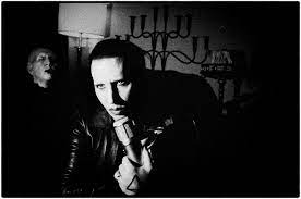 Si soffia il naso su una videomaker: Marylin Manson condannato ai servizi sociali