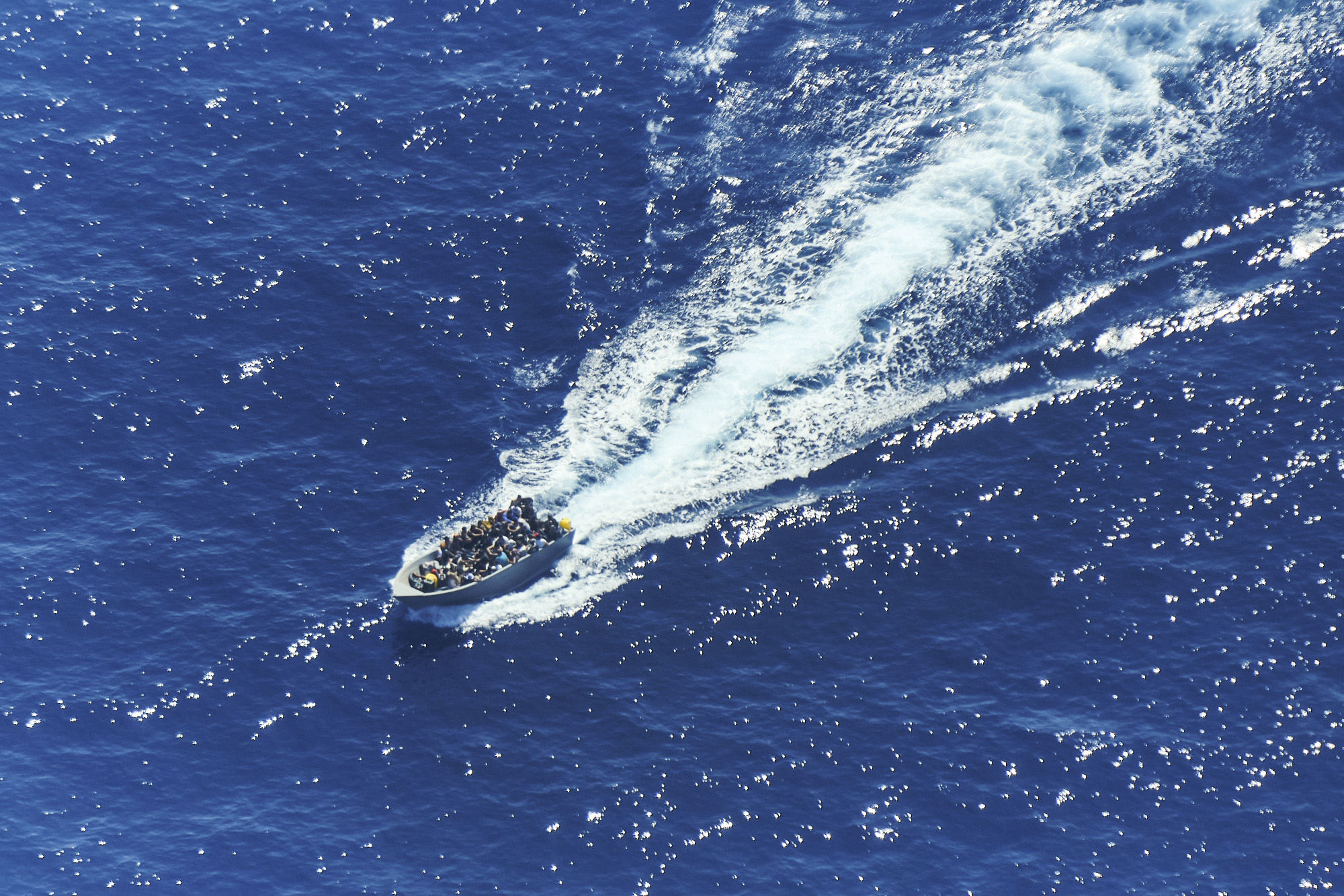 Lampedusa, giovane migrante partorisce prima dello sbarco
