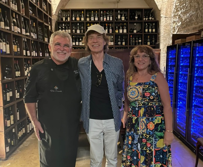 Mike Jagger in vacanza in Sicilia, cena in un ristorante di Siracusa