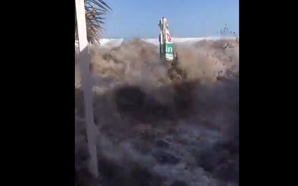 VIDEO | Ristorante sulla spiaggia travolto da onda anomala: 7 feriti
