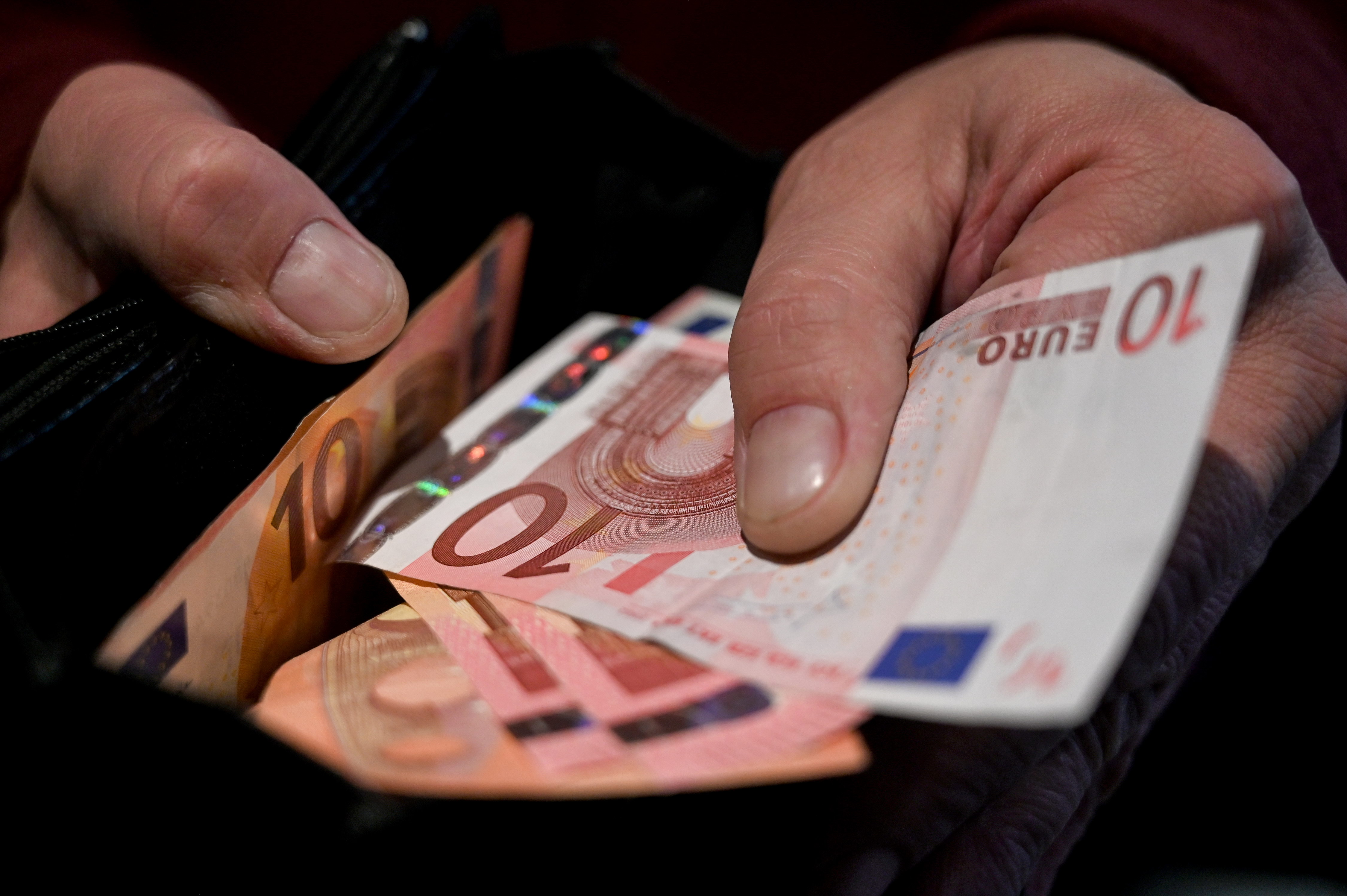 La Sicilia ancora legata al contante, in coda alla classifica delle regioni cashless: ecco perché