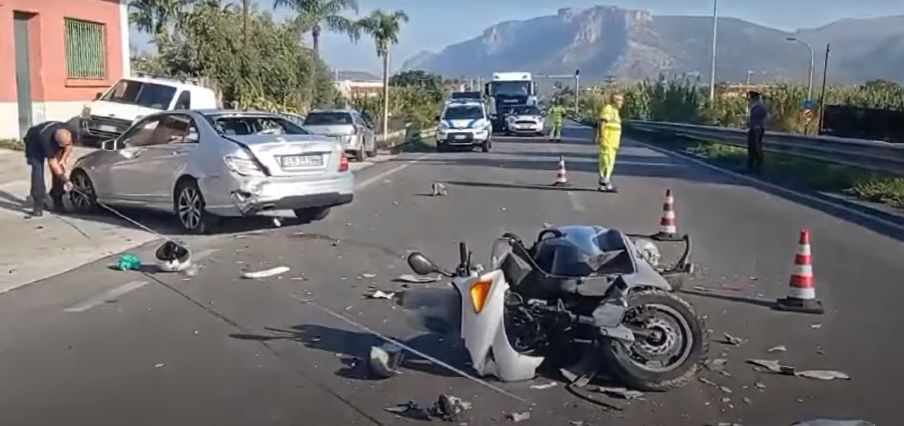 Terribile incidente in provincia di Palermo, moto contro auto: un ferito gravissimo