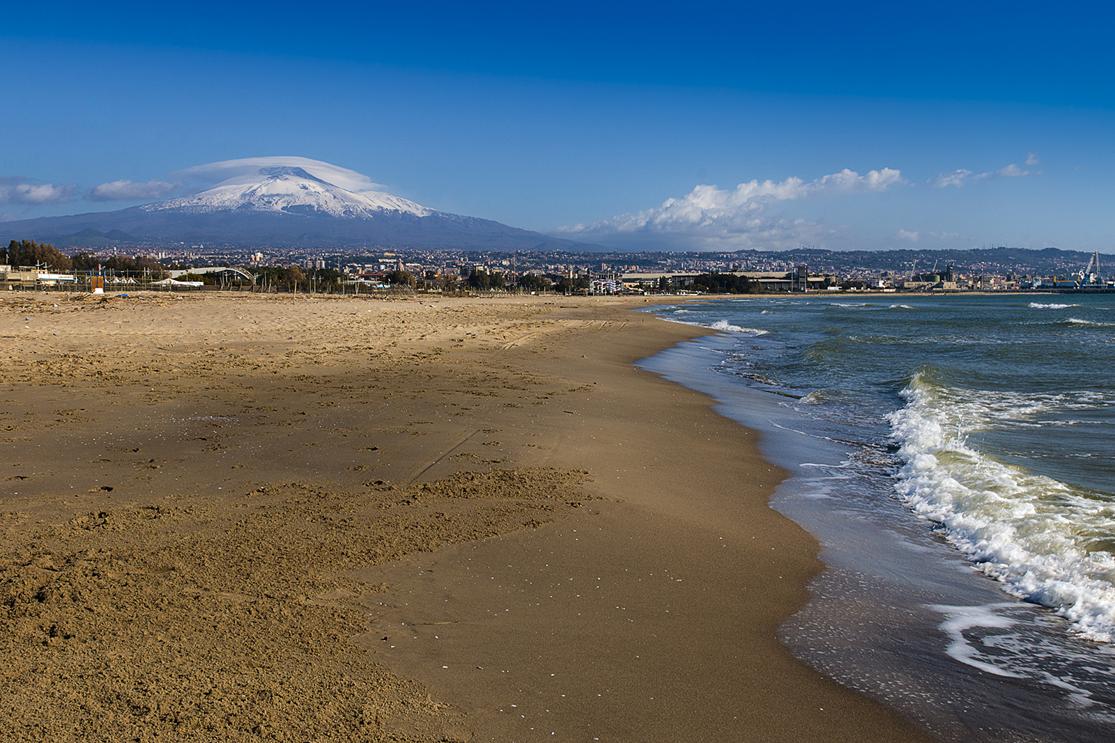 Catania, Plaia finalmente ripulita: raccolte 16 tonnellate di rifiuti