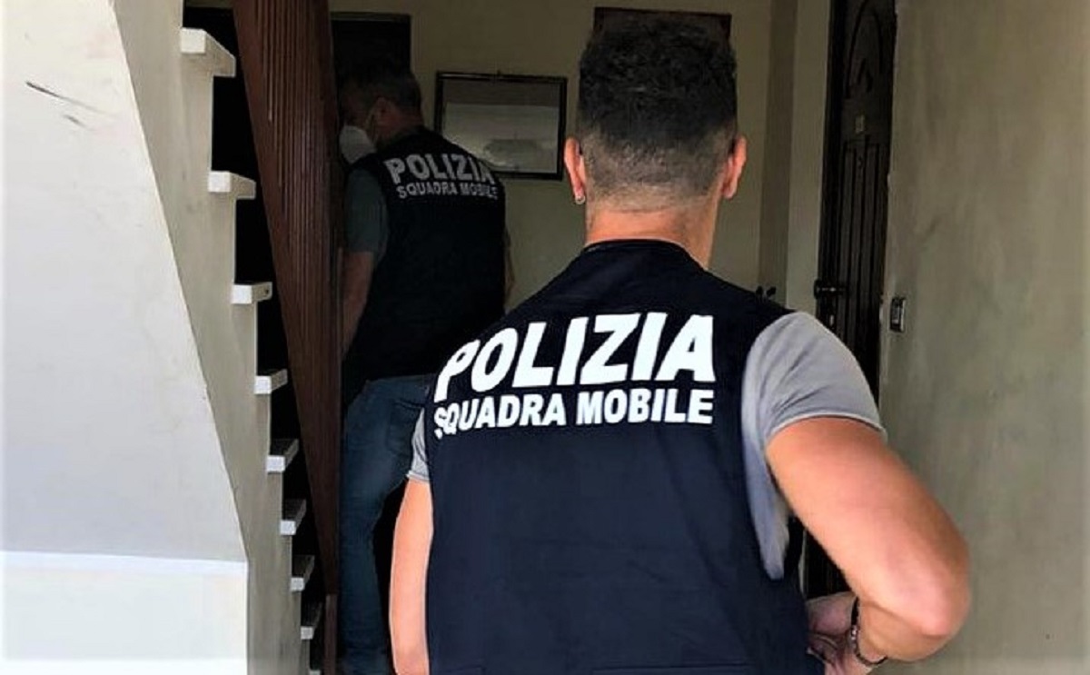 Pericoloso fucile a canne mozze e coltello a portata di mano: arrestato uomo a Gela