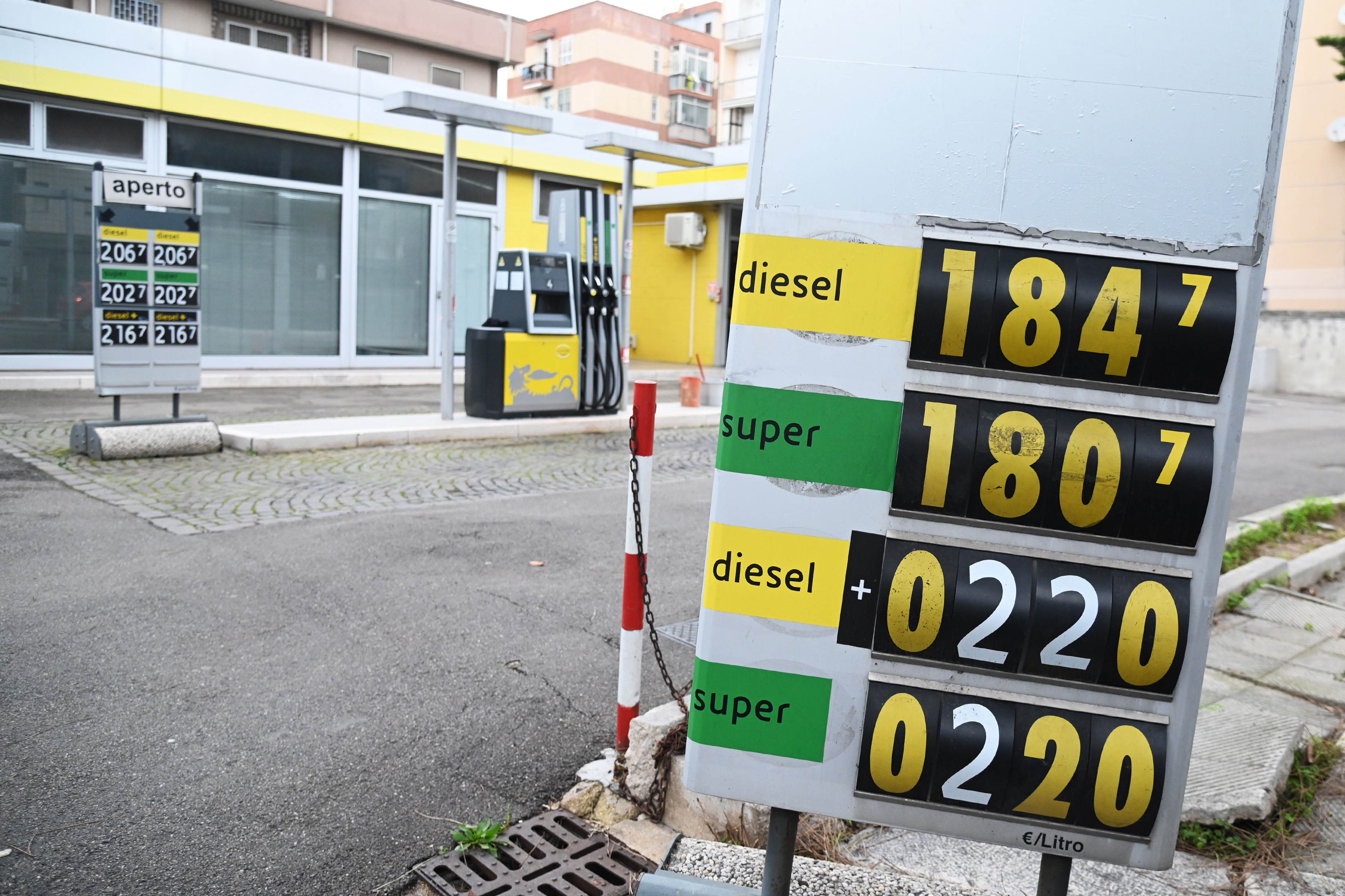 Carburanti, prosegue la discesa dei prezzi: ecco le medie nazionali