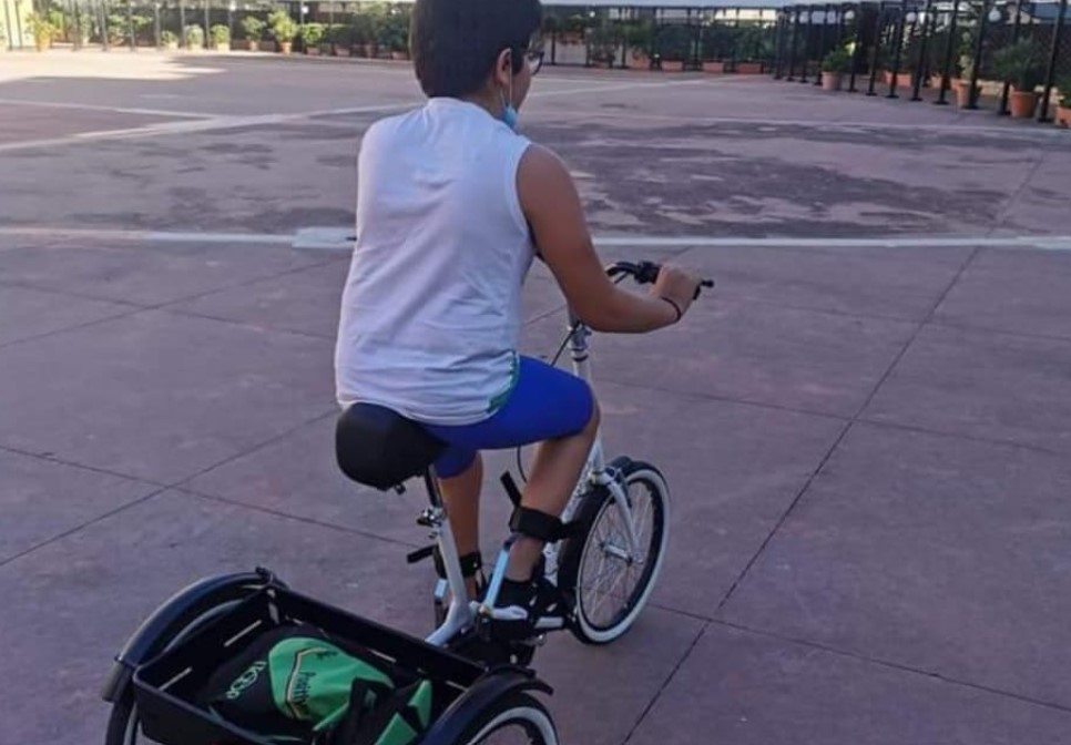 Rubano triciclo a bambino disabile, il padre: “Per lui è importante”