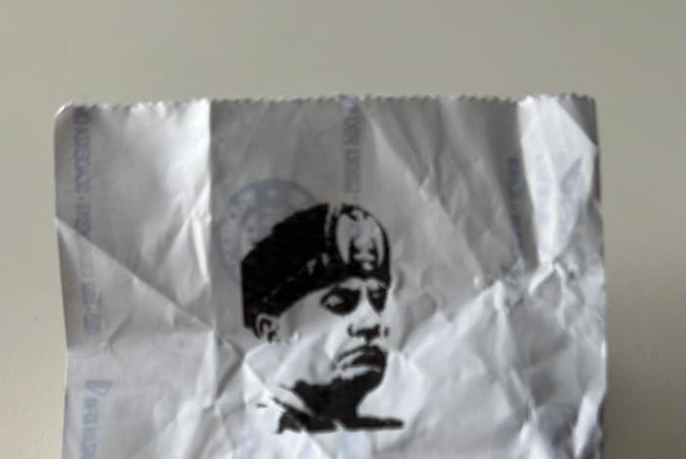 “Sorpresa” sullo scontrino al bar, foto di Mussolini in alto: è polemica