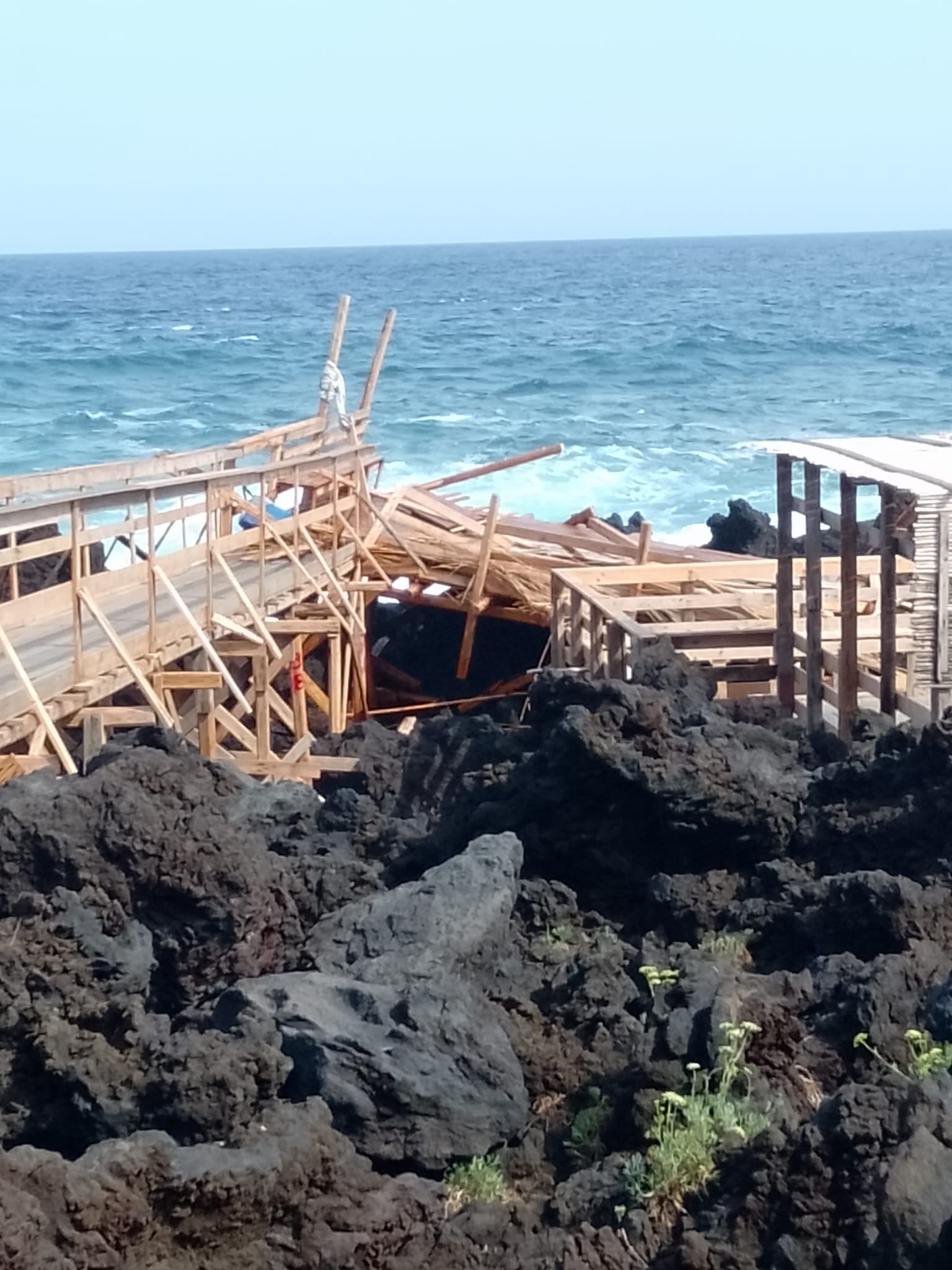 Maltempo, mareggiata spazza via solarium a Stazzo