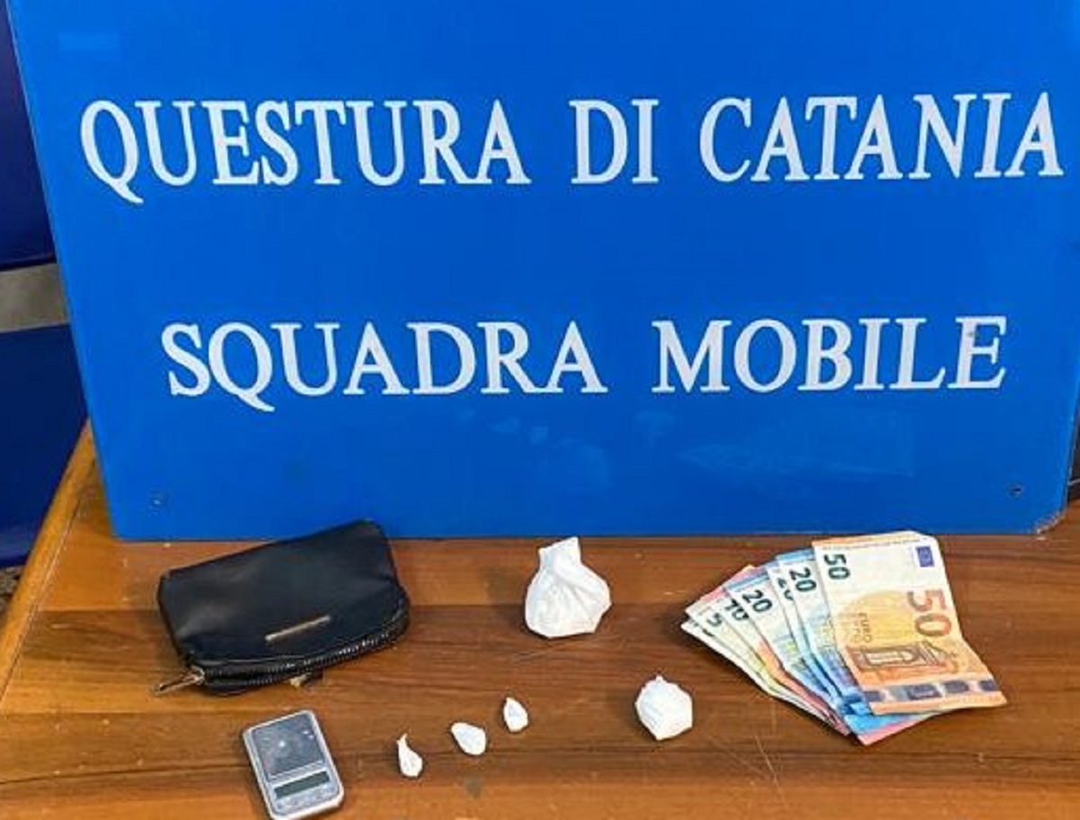 Spaccio di cocaina, droga e contanti in casa: arresto a Picanello