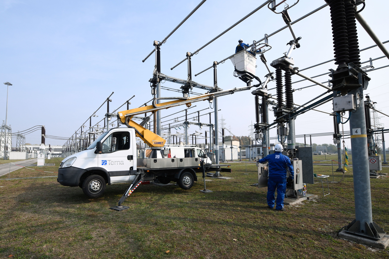 Terna, proseguono i lavori sulla rete elettrica per ammodernare linea ferroviaria Palermo-Catania