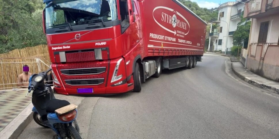 Capo d’Orlando, tir finisce in una buca: traffico paralizzato per più di un’ora