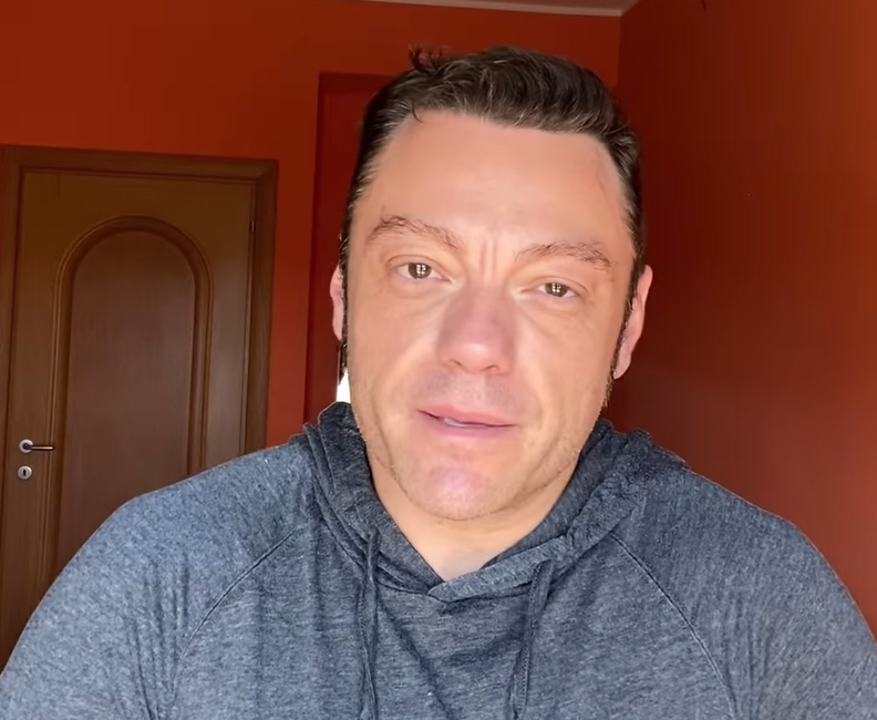 Tiziano Ferro divorzia dal marito Victor: “Ora priorità ai bambini”