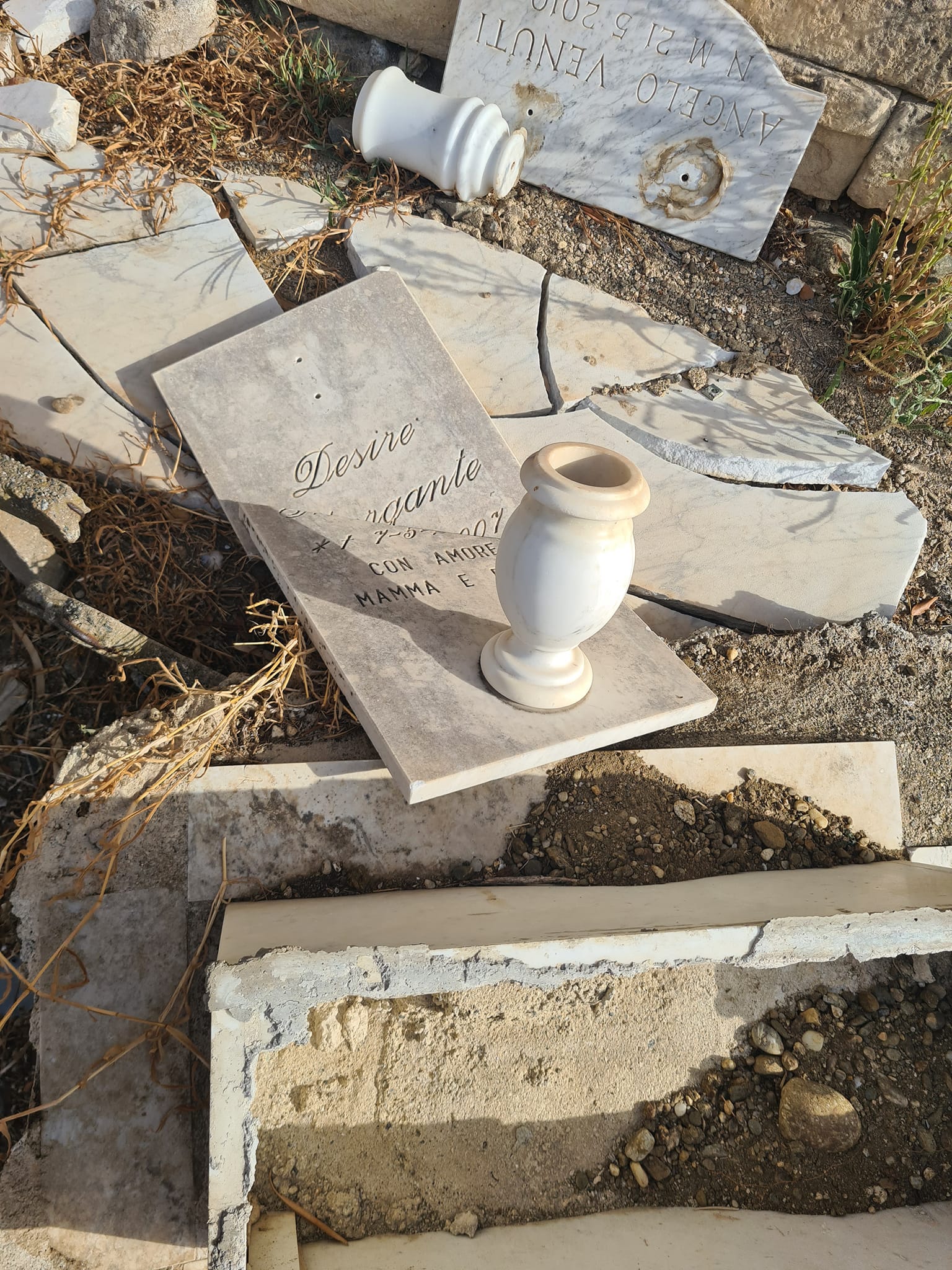 Tombe dei bambini distrutte al cimitero di Messina - FB 5