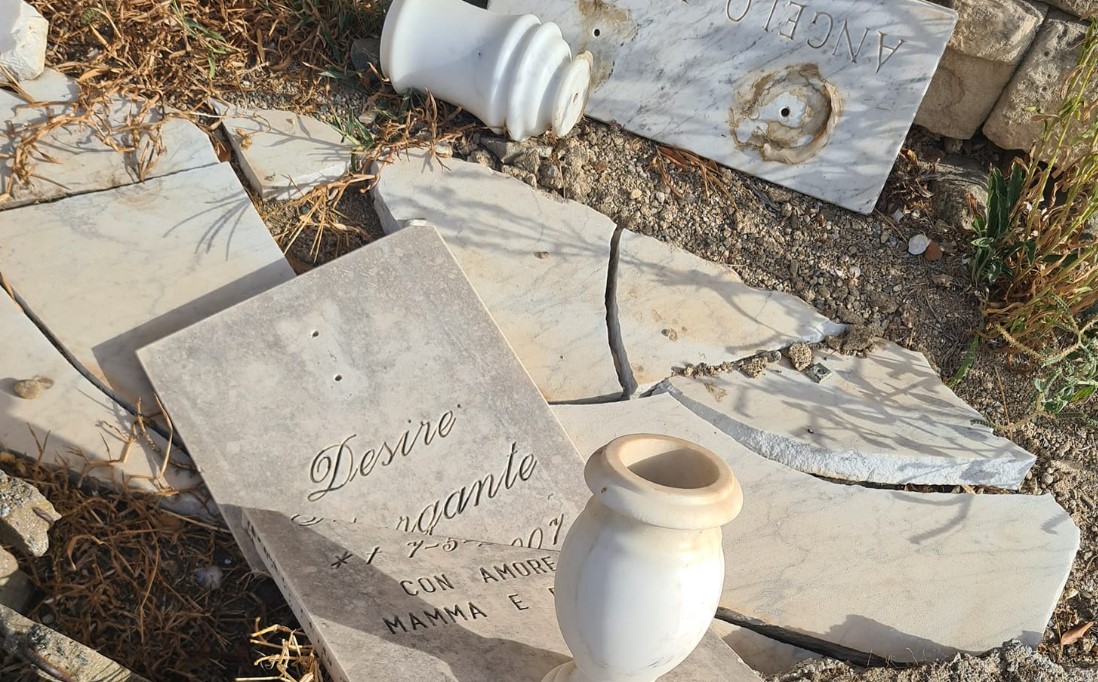 FOTO | Tombe dei bambini fatte a pezzi, orrore al Cimitero di Messina