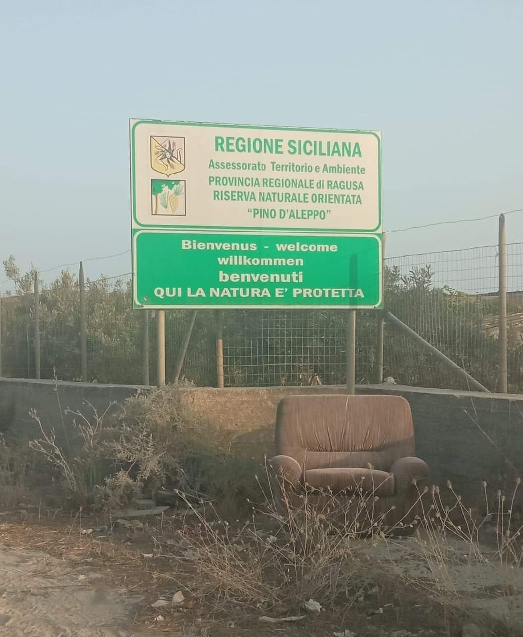 Galleria foto 'Ancora rifiuti abbandonati a Vittoria, una piaga senza fine per il territorio' - foto 1