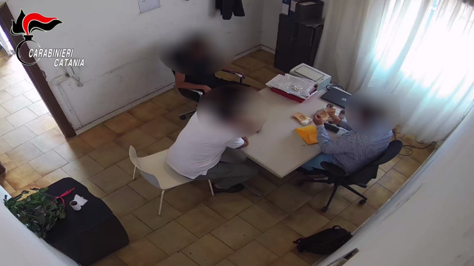 Con i soldi dell’estorsione al datore di lavoro va in una sala scommesse: arrestato 28enne – VIDEO