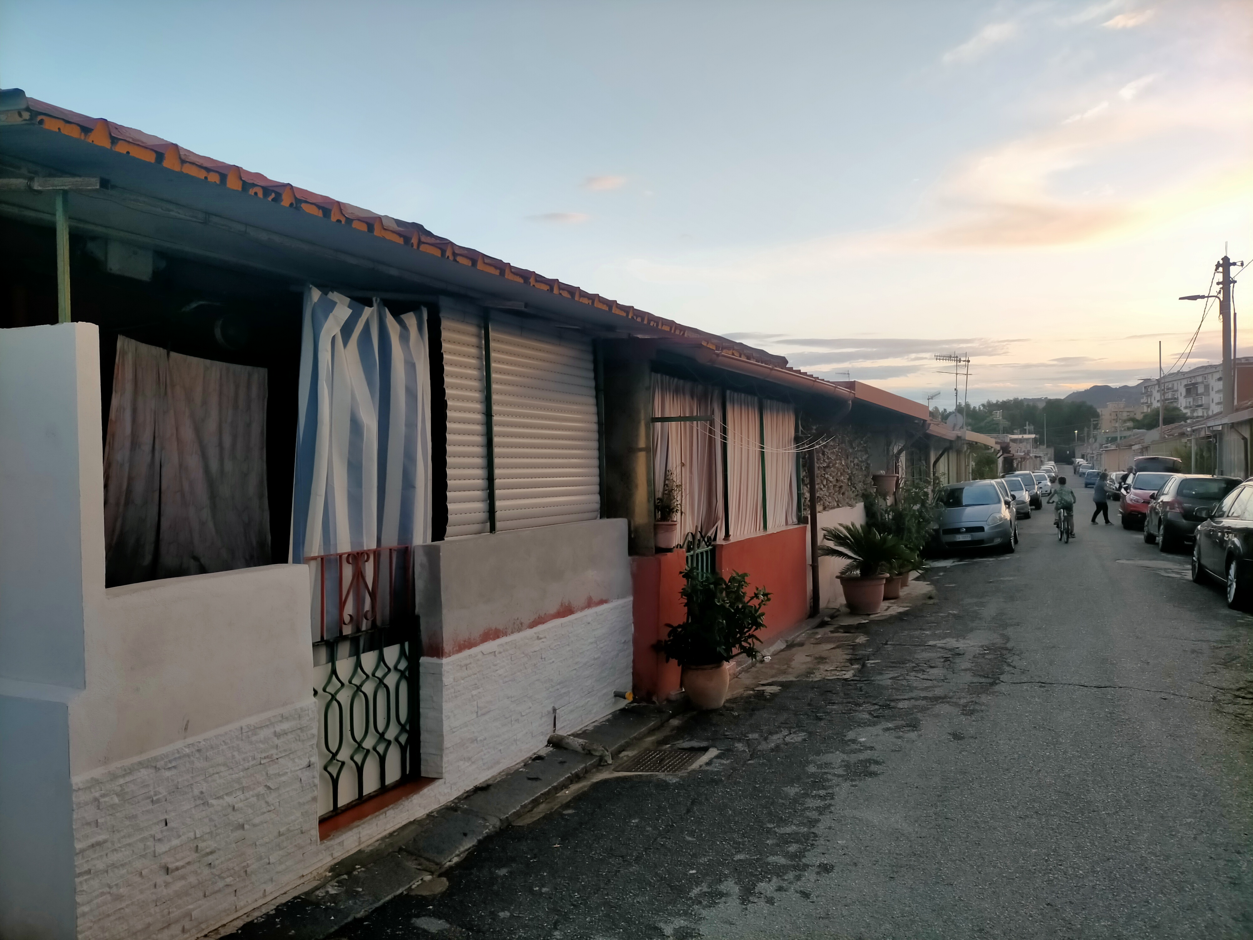 FOTO | Le “case” che cadono a pezzi nel degrado generale: il viaggio nelle baraccopoli di Messina