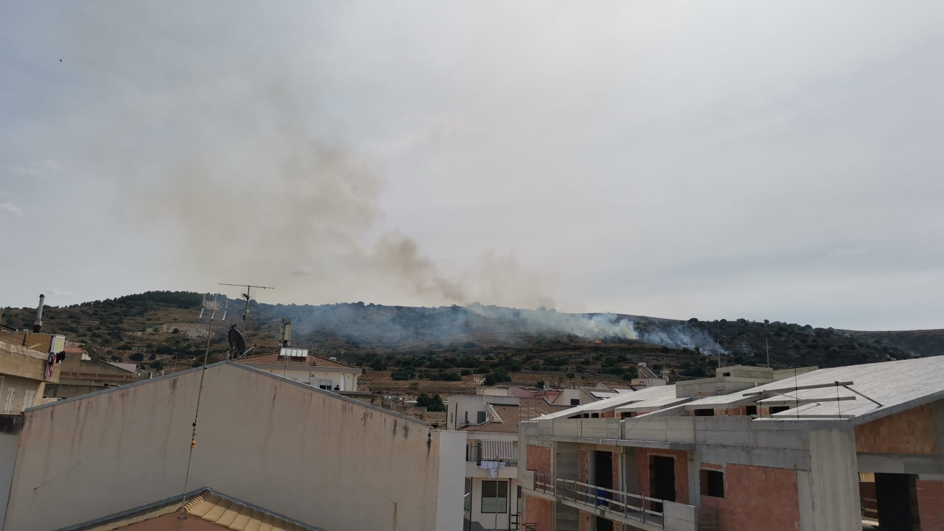Galleria foto 'Paura nel Ragusano: domato incendio a Comiso' - foto 3