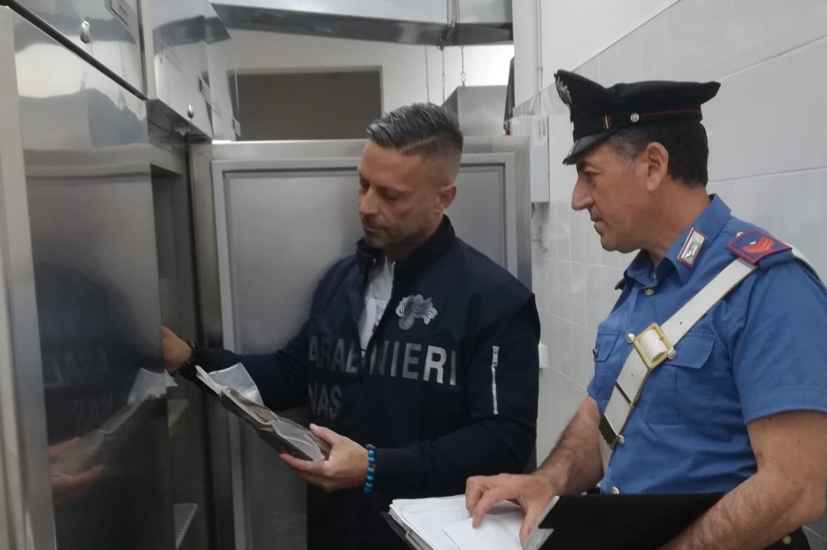 Sequestrati 30 kg prodotti ittici non tracciati, sanzionato ristorante a Pantelleria