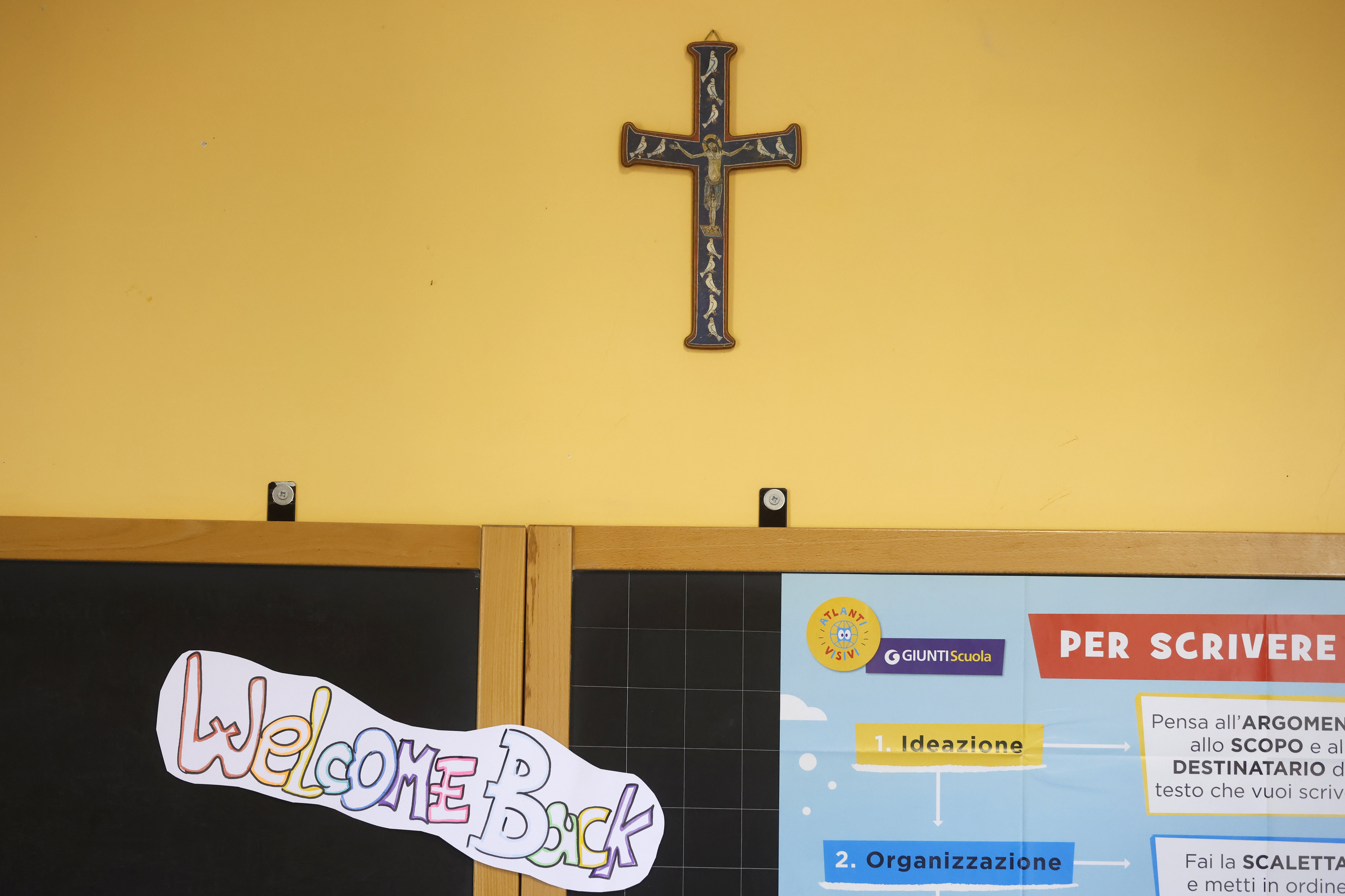 Scuola, entra in aula urlando: “Sono Gesù Cristo”, poi tenta di staccare il crocifisso dal muro