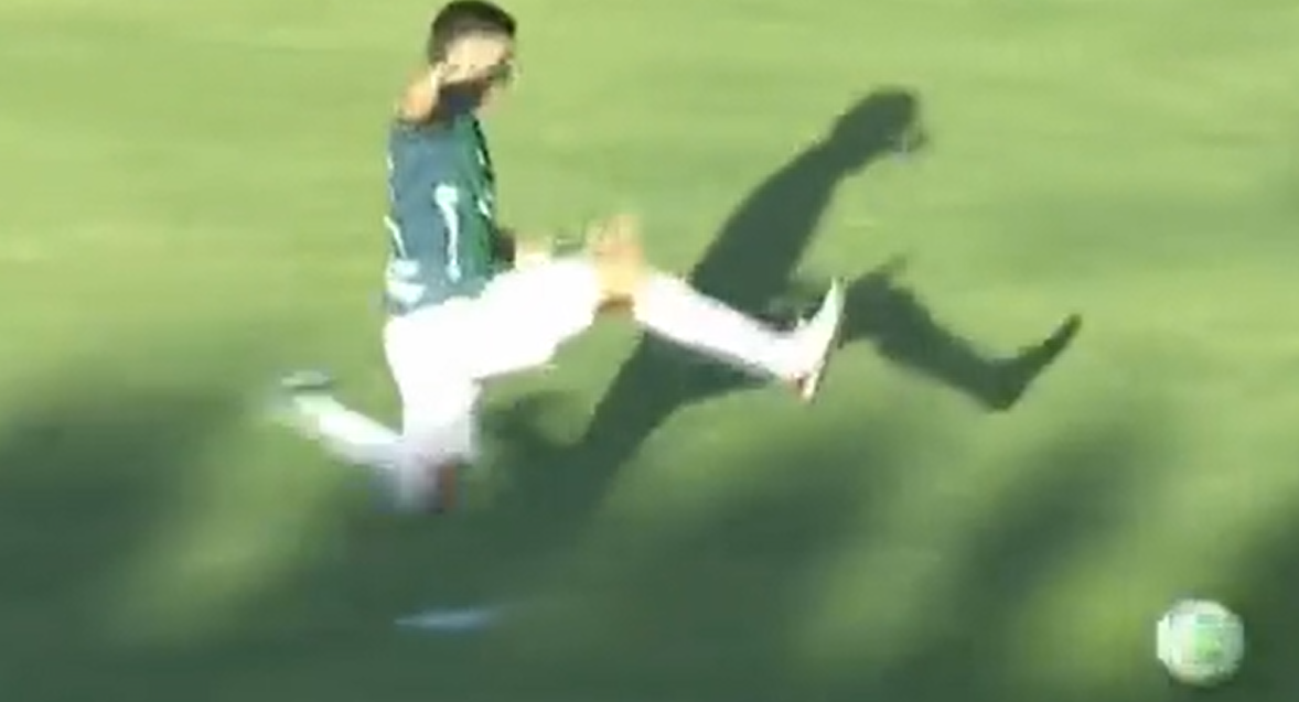 Il fallo orribile all’ex compagno di squadra durante la partita – VIDEO